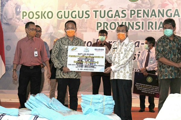 Peduli Penanggulangan Covid-19, PTPN V dan Satgas BUMN Serahkan APD 